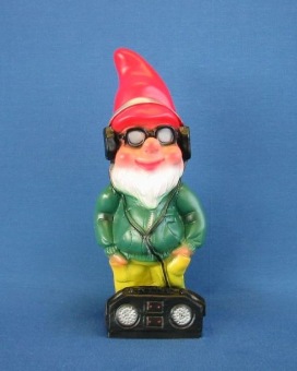 Coole tuinkabouter met radio en koptelefoon