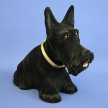 Zwarte Schotse Terrier hond voor hoedenplank