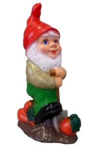 Tuinkabouter in groentetuin met schop
