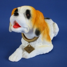 Liggende hond hoedenplank